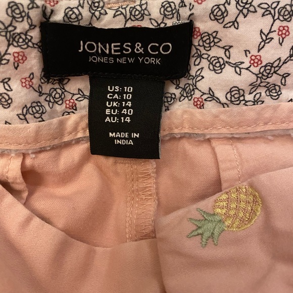 Jones & Co embroidered pineapple shorts; size 10 - Picture 2 of 3